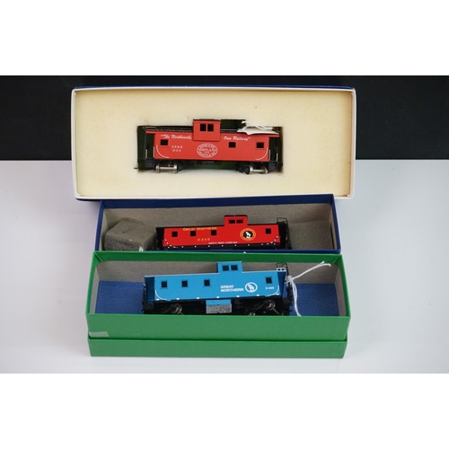 286 - Three items of HO gauge brass rolling stock to include SP&S Wide Vision Cab (painted), Ajin Korea Gr... 