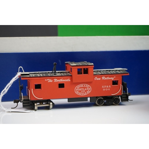 286 - Three items of HO gauge brass rolling stock to include SP&S Wide Vision Cab (painted), Ajin Korea Gr... 