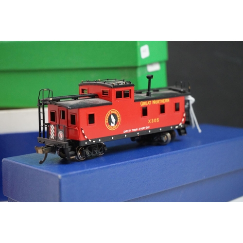 286 - Three items of HO gauge brass rolling stock to include SP&S Wide Vision Cab (painted), Ajin Korea Gr... 