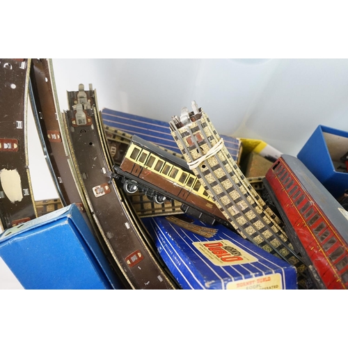 318 - Large quantity of Hornby Dublo model railway to include Sir Nigel Gresley locomotive, numerous items... 