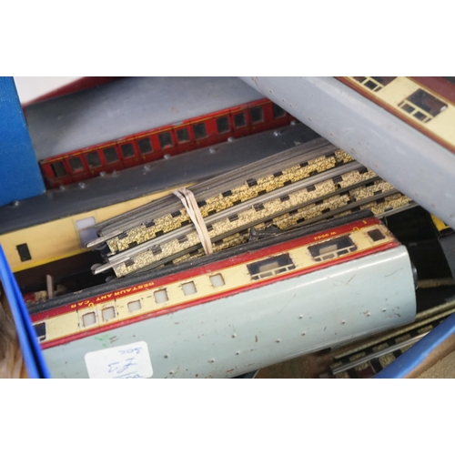 318 - Large quantity of Hornby Dublo model railway to include Sir Nigel Gresley locomotive, numerous items... 