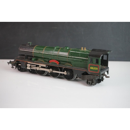 321 - Three OO gauge locomotives to include Mainline Orion, Triang Princess Elizabeth and Hornby Mammoth