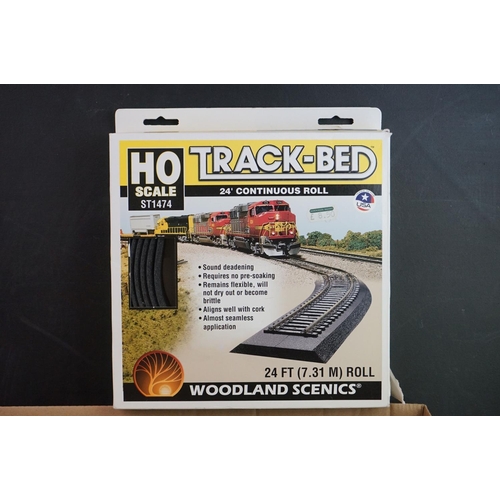 331 - Group of OO / HO gauge model railway to include locomotives spares and repairs, boxed Track Bed, Pec... 