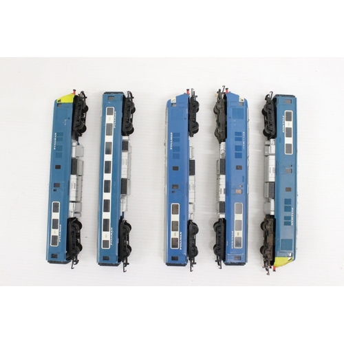 336 - Two Triang OO gauge Pullaman locomotives plus 3 x Pullman dummies/coaches (5)