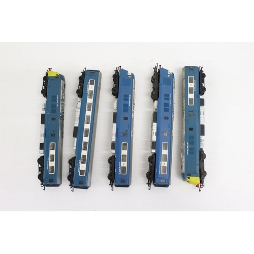 336 - Two Triang OO gauge Pullaman locomotives plus 3 x Pullman dummies/coaches (5)