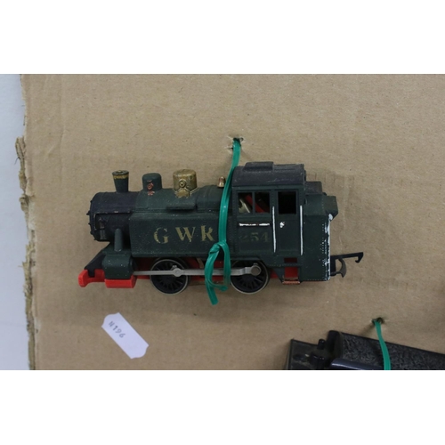 340 - Triang Hornby OO gauge R7594-6-0 locomotive & tender, GWR 0-4-0 loco and 28 x items of Triang rollin... 