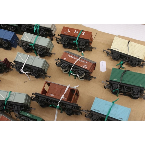 340 - Triang Hornby OO gauge R7594-6-0 locomotive & tender, GWR 0-4-0 loco and 28 x items of Triang rollin... 