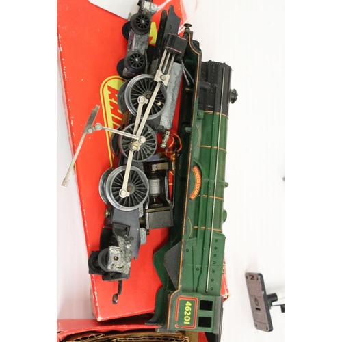 344 - Two Triang OO gauge locomotives to include R53 4-6-2 Princess Loco in green livery (shell loose) and... 