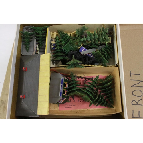 346 - Quantity of OO gauge model railway to include 14 x boxed Triang track packks, 2 x Wrenn Adaptor Ramp... 