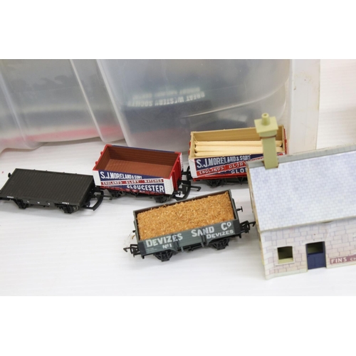 355 - Quantity of OO gauge model railway to include Hornby Southern 7 0-4-0 locomotive, 12 x items of roll... 