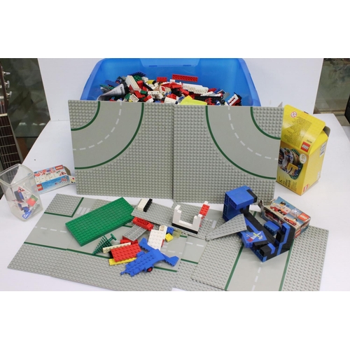 386 - Lego - Collection of various circa 1980s Lego bricks and accessories to include road base plates, mi... 