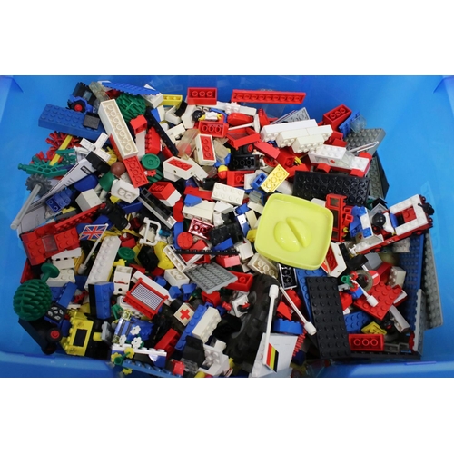 386 - Lego - Collection of various circa 1980s Lego bricks and accessories to include road base plates, mi... 