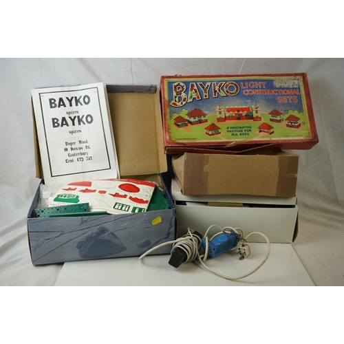 467 - Boxed Pre War Bayko Light Constructional Set, unchecked with tatty box, plus a large quantity of loo... 