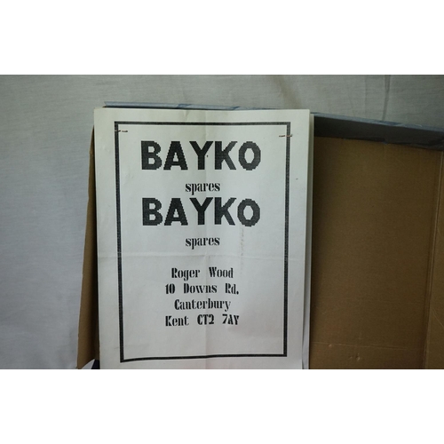 467 - Boxed Pre War Bayko Light Constructional Set, unchecked with tatty box, plus a large quantity of loo... 