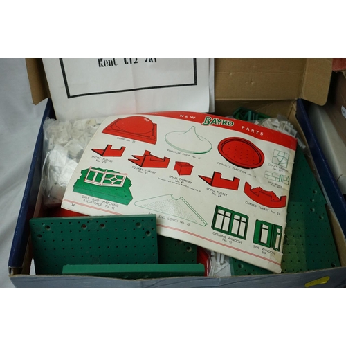 467 - Boxed Pre War Bayko Light Constructional Set, unchecked with tatty box, plus a large quantity of loo... 