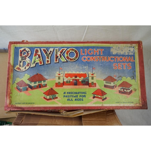 467 - Boxed Pre War Bayko Light Constructional Set, unchecked with tatty box, plus a large quantity of loo... 