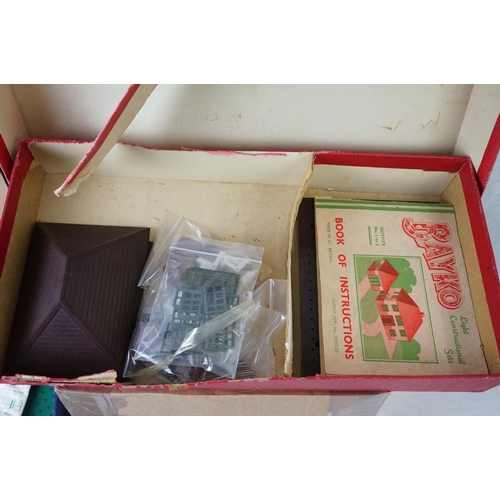 467 - Boxed Pre War Bayko Light Constructional Set, unchecked with tatty box, plus a large quantity of loo... 