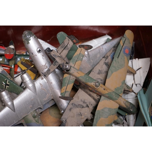 480 - Large quantity of plastic model aircraft, in two cases