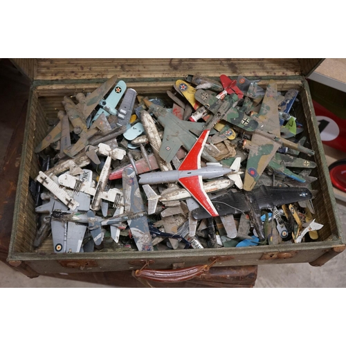 480 - Large quantity of plastic model aircraft, in two cases