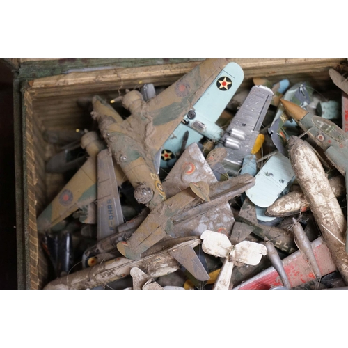 480 - Large quantity of plastic model aircraft, in two cases