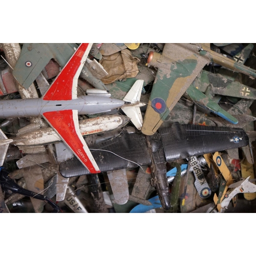 480 - Large quantity of plastic model aircraft, in two cases