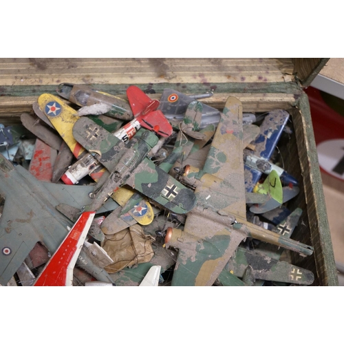 480 - Large quantity of plastic model aircraft, in two cases