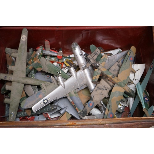 480 - Large quantity of plastic model aircraft, in two cases