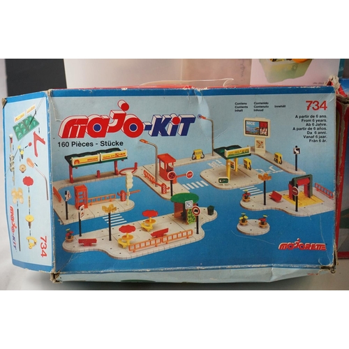 481 - Two boxed Majorette Majokit plastic building sets featuring 734 and 7404 (tatty boxes), plus 2 x box... 