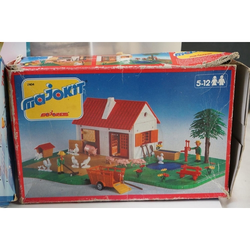 481 - Two boxed Majorette Majokit plastic building sets featuring 734 and 7404 (tatty boxes), plus 2 x box... 