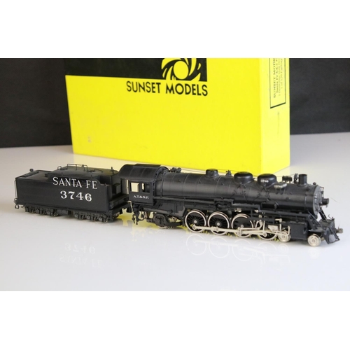 53 - Boxed Sunset Models HO gauge Santa Fe 4-8-2 3700 class brass locomotive & tender, 1 of 150 factory p... 