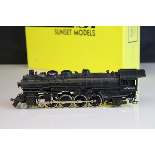 53 - Boxed Sunset Models HO gauge Santa Fe 4-8-2 3700 class brass locomotive & tender, 1 of 150 factory p... 