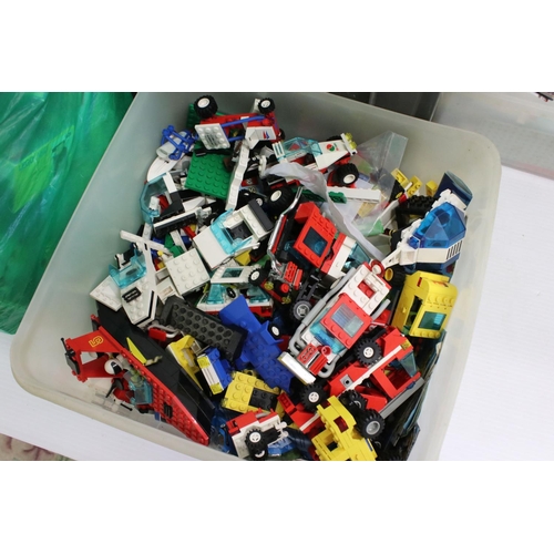 546 - Large quantity of assembled Lego models with boxes, appearing complete but unchecked