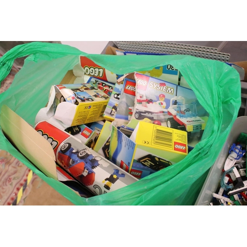 546 - Large quantity of assembled Lego models with boxes, appearing complete but unchecked