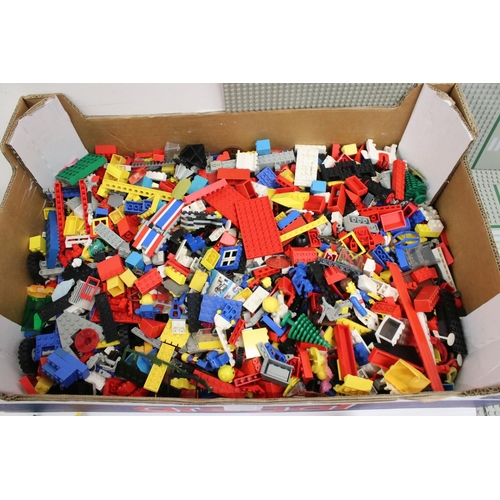 547 - Lego - Collection of 1980s Lego System including bricks, minifigures and road lay outs