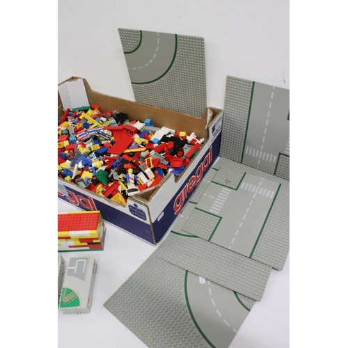 547 - Lego - Collection of 1980s Lego System including bricks, minifigures and road lay outs