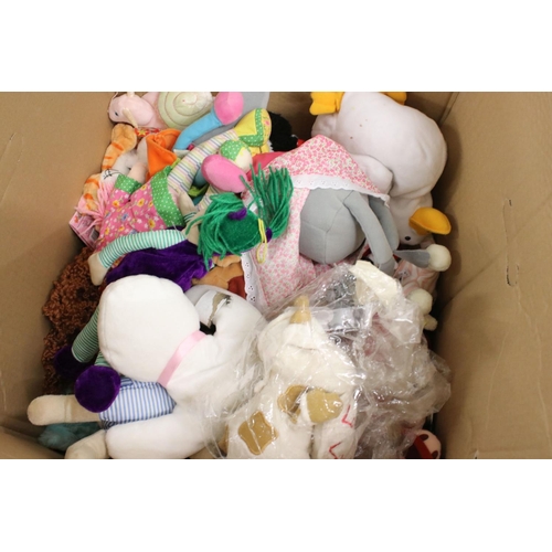 557 - Large collection of various contemporary soft toys, including various glove puppets (Sooty Sweep etc... 