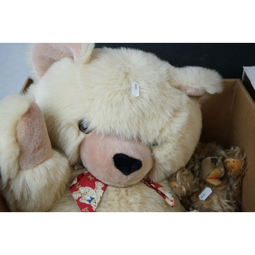 564 - Group of teddy bears to include ltd edn boxed Teddy Bear Couple with certificate, 2 x straw filled b... 