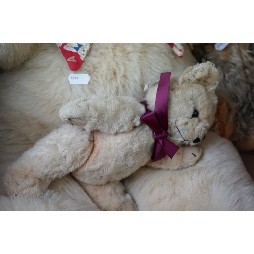 564 - Group of teddy bears to include ltd edn boxed Teddy Bear Couple with certificate, 2 x straw filled b... 