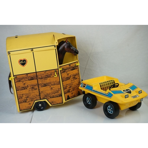 573 - Large quantity of Pedigree Sindy accessories to include Sand Buggy, Horsebox with 2 x horses, boxed ... 