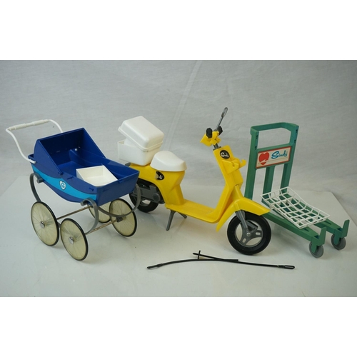 573 - Large quantity of Pedigree Sindy accessories to include Sand Buggy, Horsebox with 2 x horses, boxed ... 