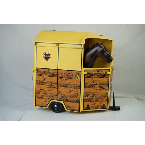 573 - Large quantity of Pedigree Sindy accessories to include Sand Buggy, Horsebox with 2 x horses, boxed ... 