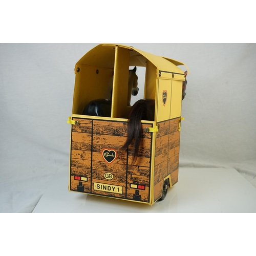 573 - Large quantity of Pedigree Sindy accessories to include Sand Buggy, Horsebox with 2 x horses, boxed ... 