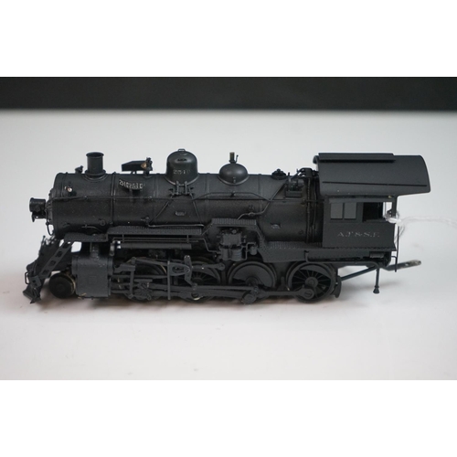 86 - Boxed Hallmark Models HO gauge ATSF Class 2510 2-8-0 brass locomotive & tender, painted, appearing e... 