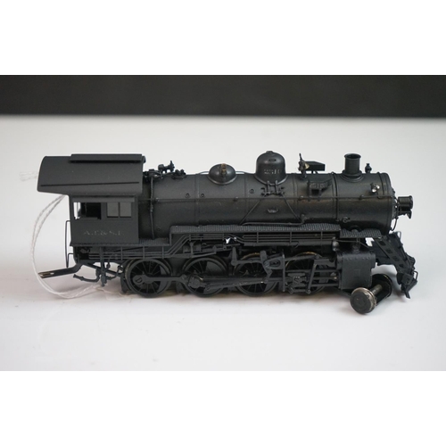 86 - Boxed Hallmark Models HO gauge ATSF Class 2510 2-8-0 brass locomotive & tender, painted, appearing e... 