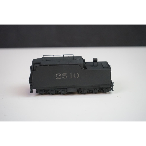 86 - Boxed Hallmark Models HO gauge ATSF Class 2510 2-8-0 brass locomotive & tender, painted, appearing e... 