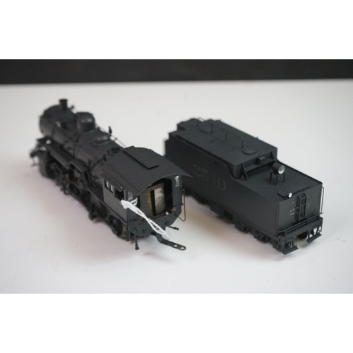 86 - Boxed Hallmark Models HO gauge ATSF Class 2510 2-8-0 brass locomotive & tender, painted, appearing e... 