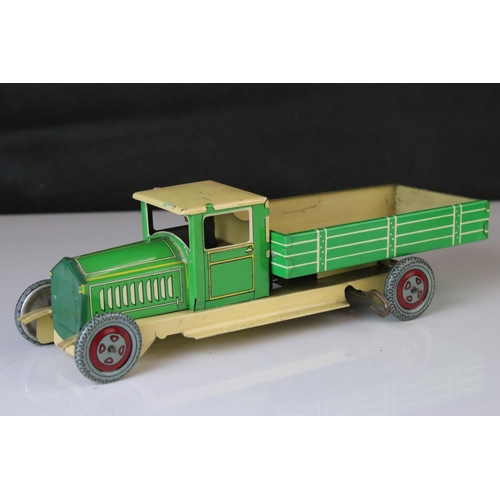 1236 - Early to mid 20th C tin plate clockwork tipper truck in green and cream, made in England, good with ... 