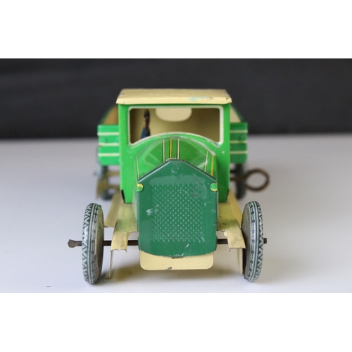 1236 - Early to mid 20th C tin plate clockwork tipper truck in green and cream, made in England, good with ... 