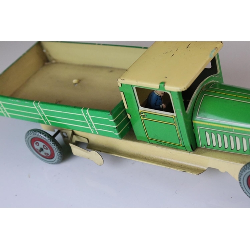 1236 - Early to mid 20th C tin plate clockwork tipper truck in green and cream, made in England, good with ... 