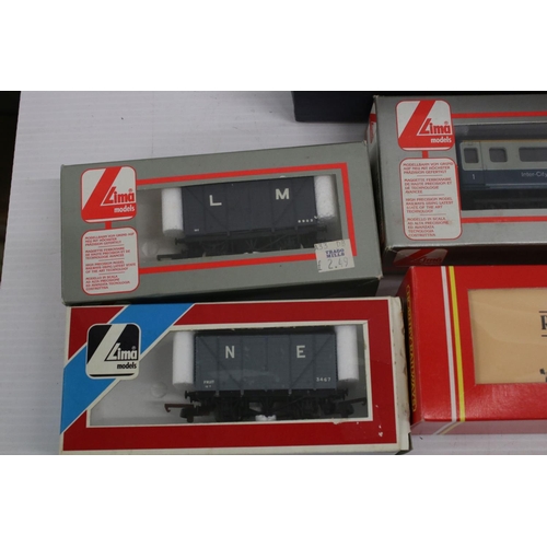 357a - 11 Boxed OO gauge items of rolling stock to include 3 x Hornby (featuring R416 Royal Mail Coach), 5 ... 